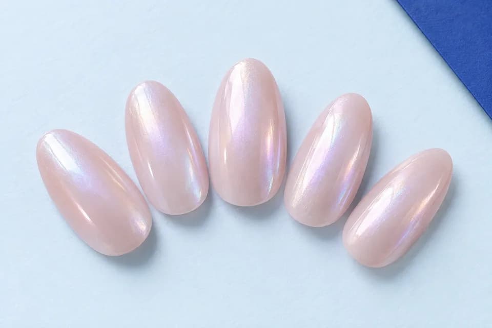 Échantillons de nail art illustratifs — Le chrome baisse le volume