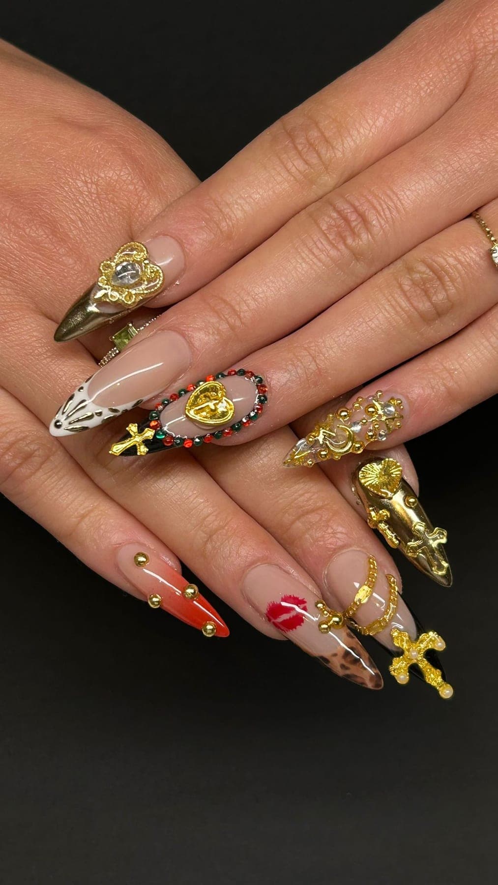 Stiletto nude rosé avec bijoux dorés, strass et composition baroque assumée.