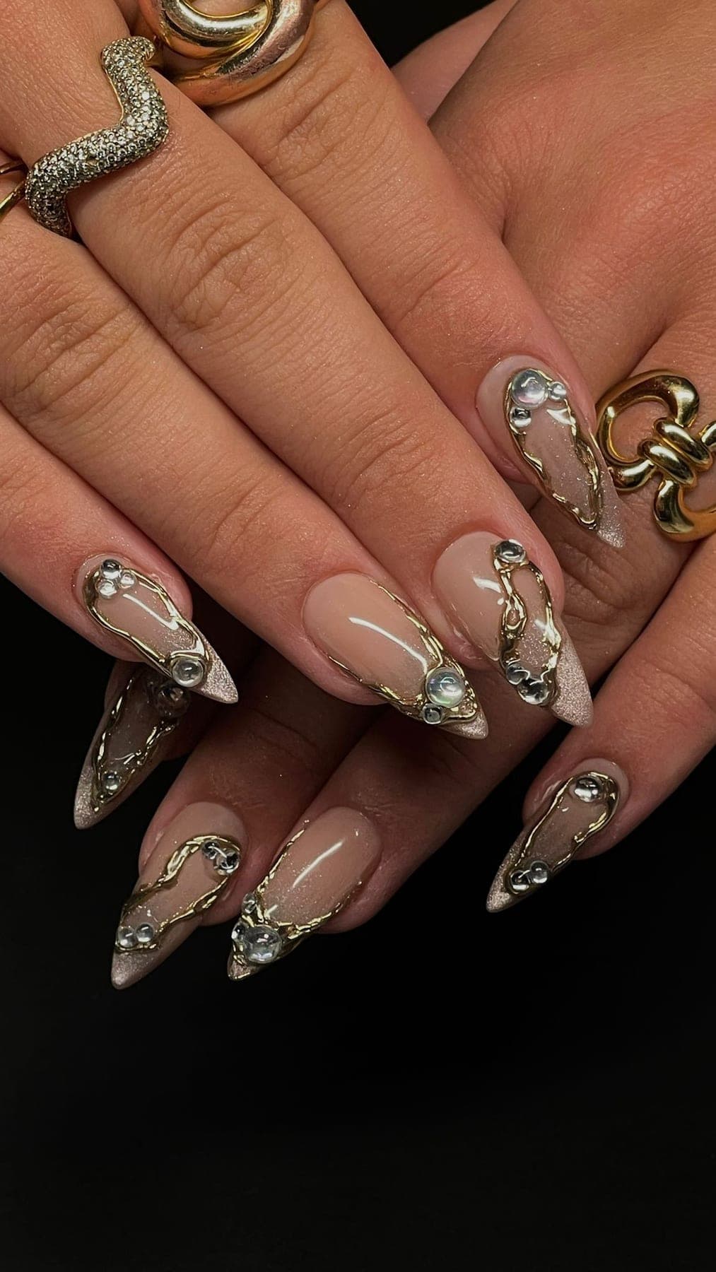 Stiletto nude serti de chaînes dorées et cristaux brillants.