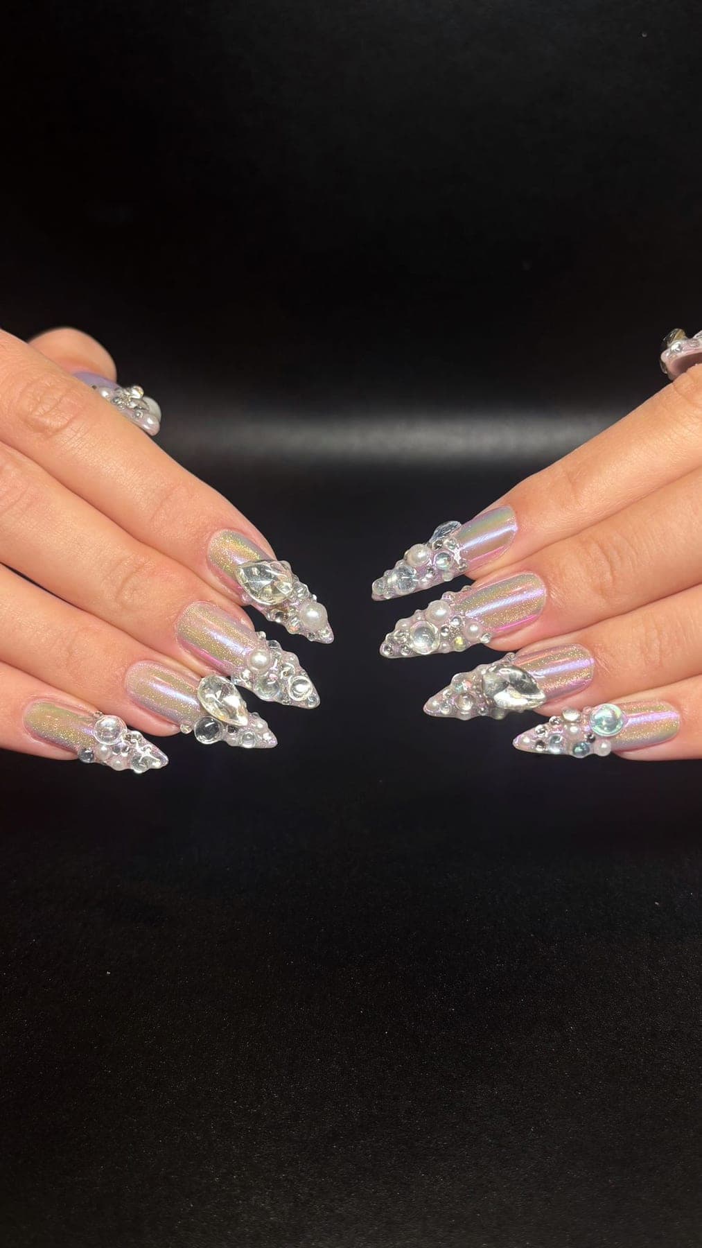 Stiletto irisé couvert de perles et strass brillants.