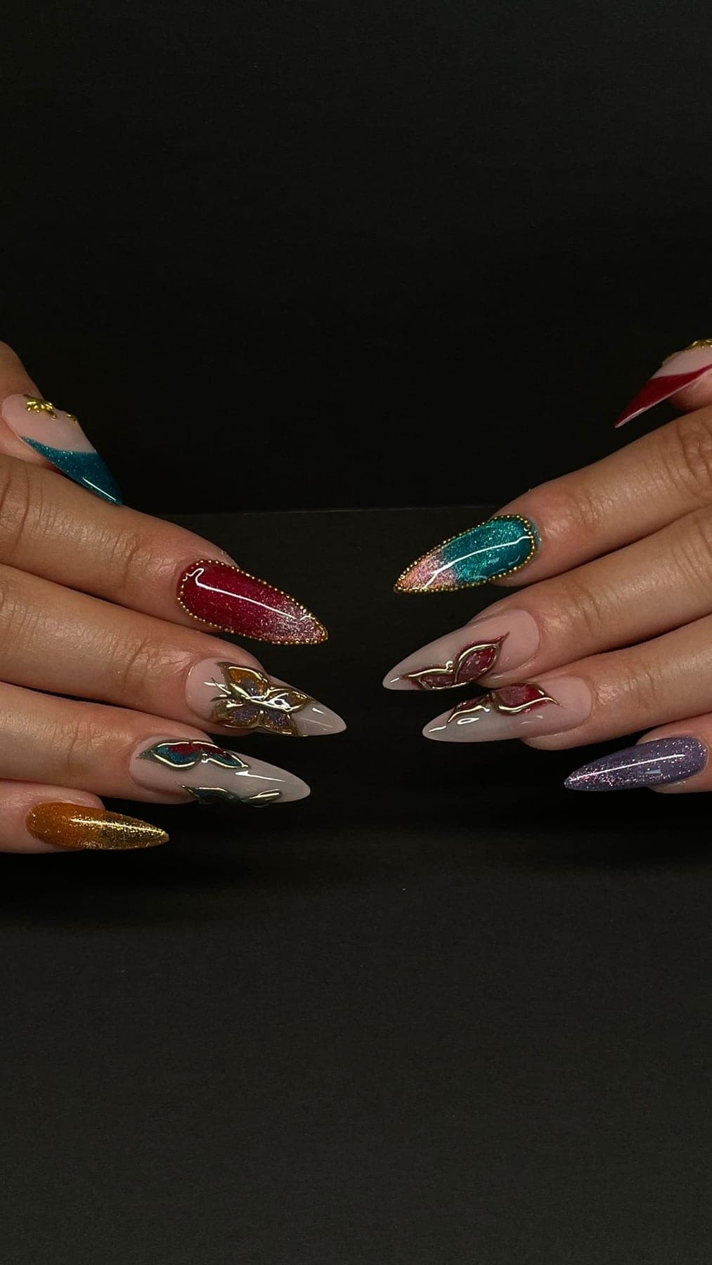 Stiletto jewel tones avec contours dorés, reliefs et ornements brillants.