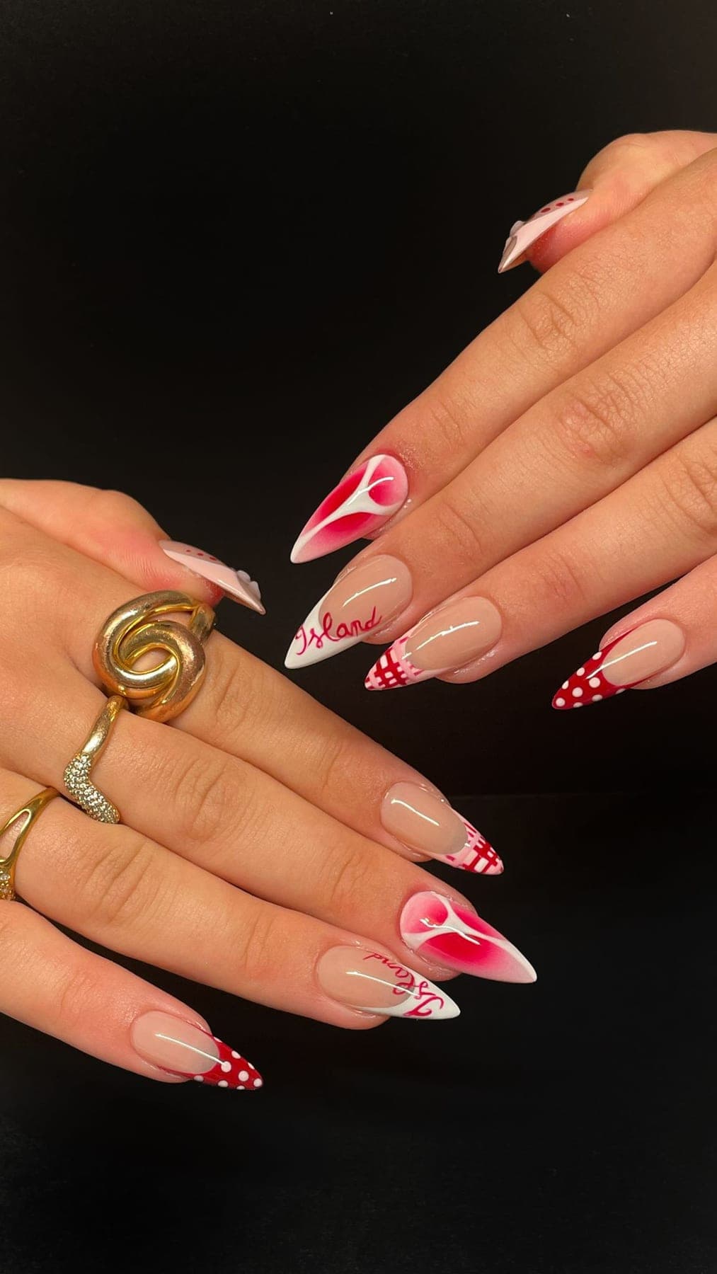 Pointes rose vif et blanc, pois rouges et motifs graphiques peints.