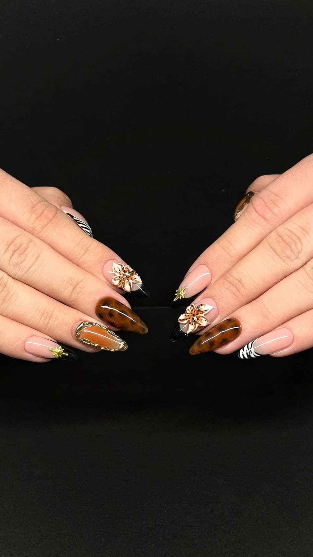 Décor brun et doré avec fleurs métalliques et effet écaille.