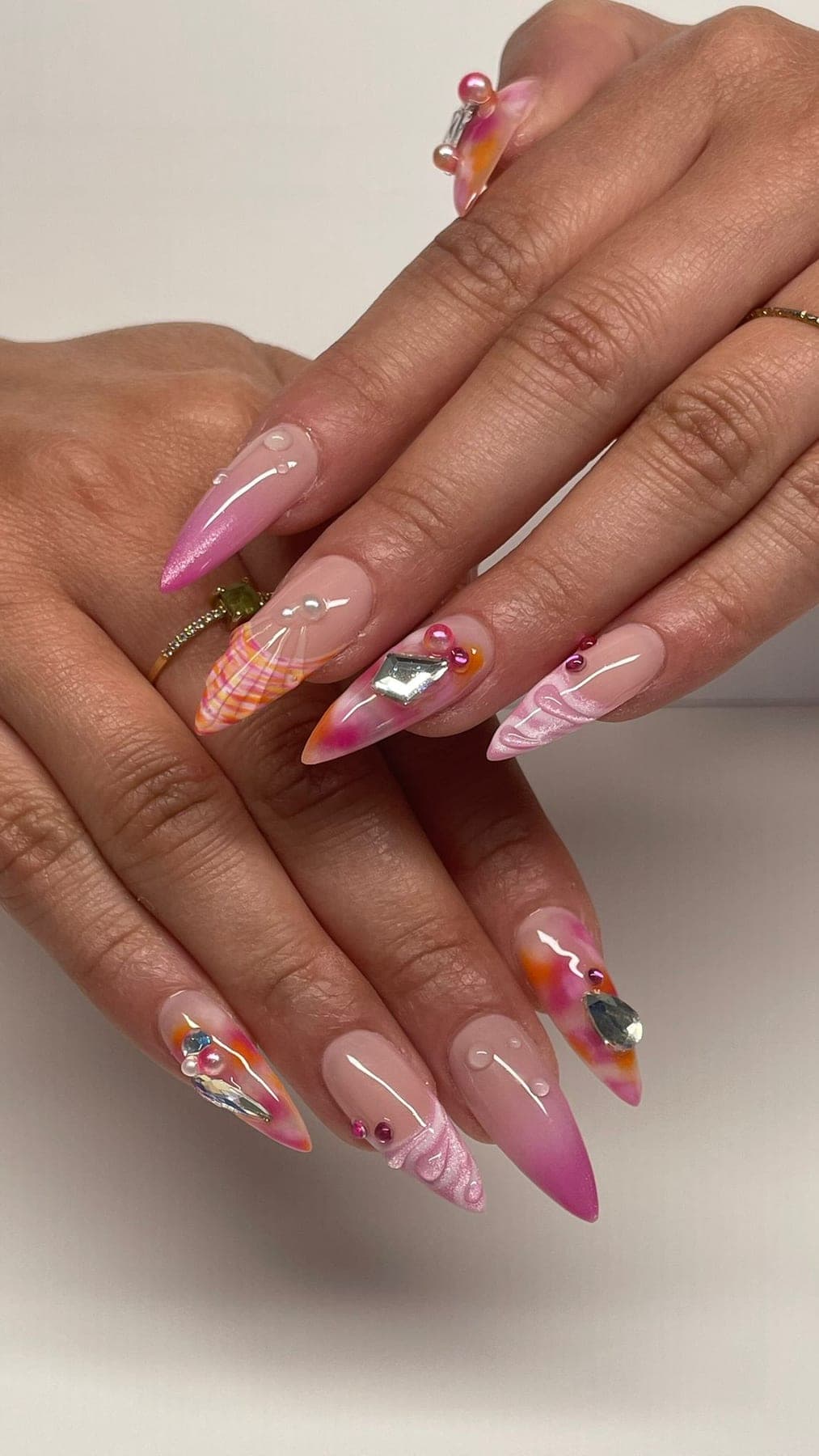 Rose vif et dégradé orangé, strass et détails peints.