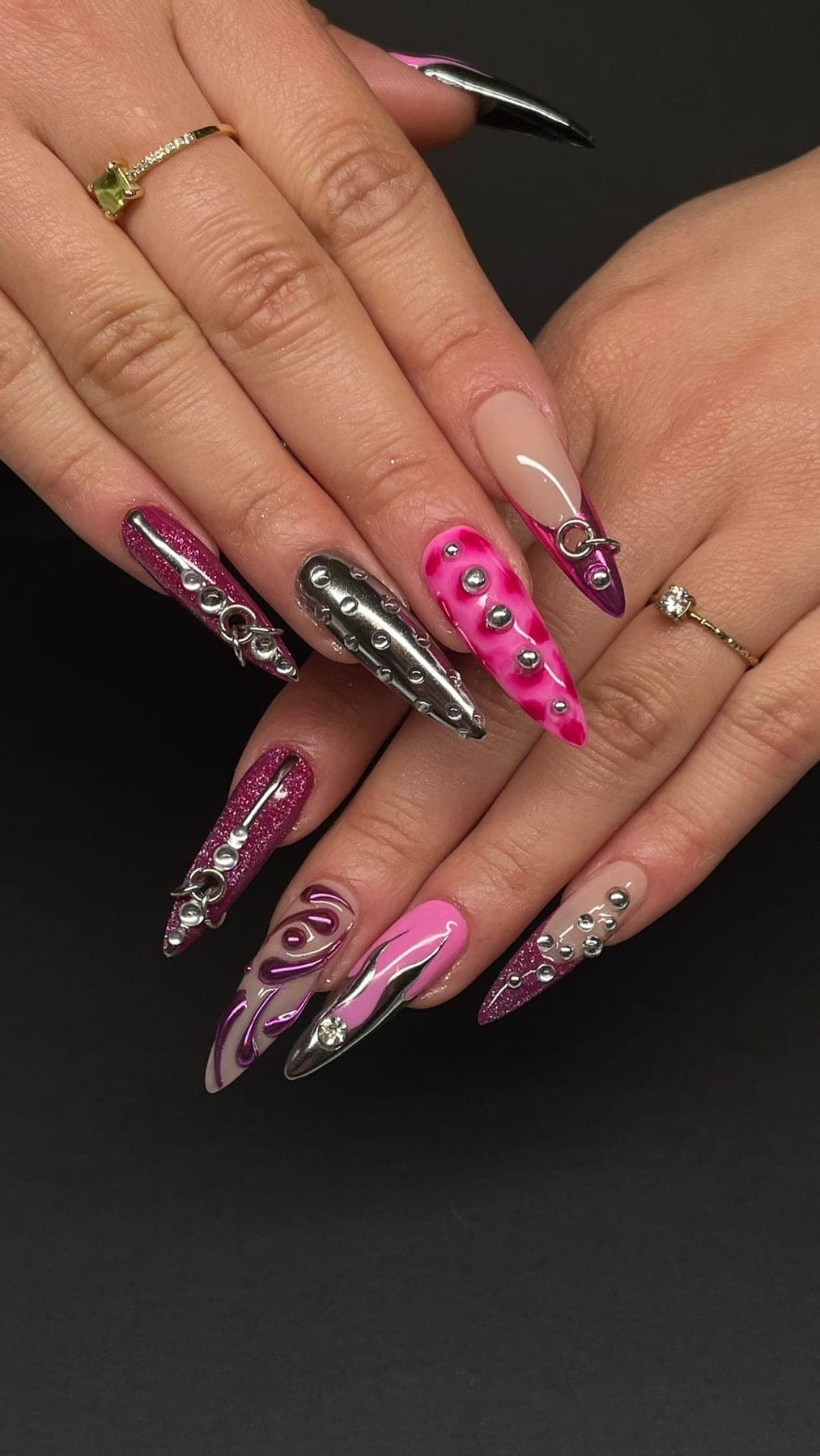 Rose vif et prune avec strass et reliefs 3D marqués.