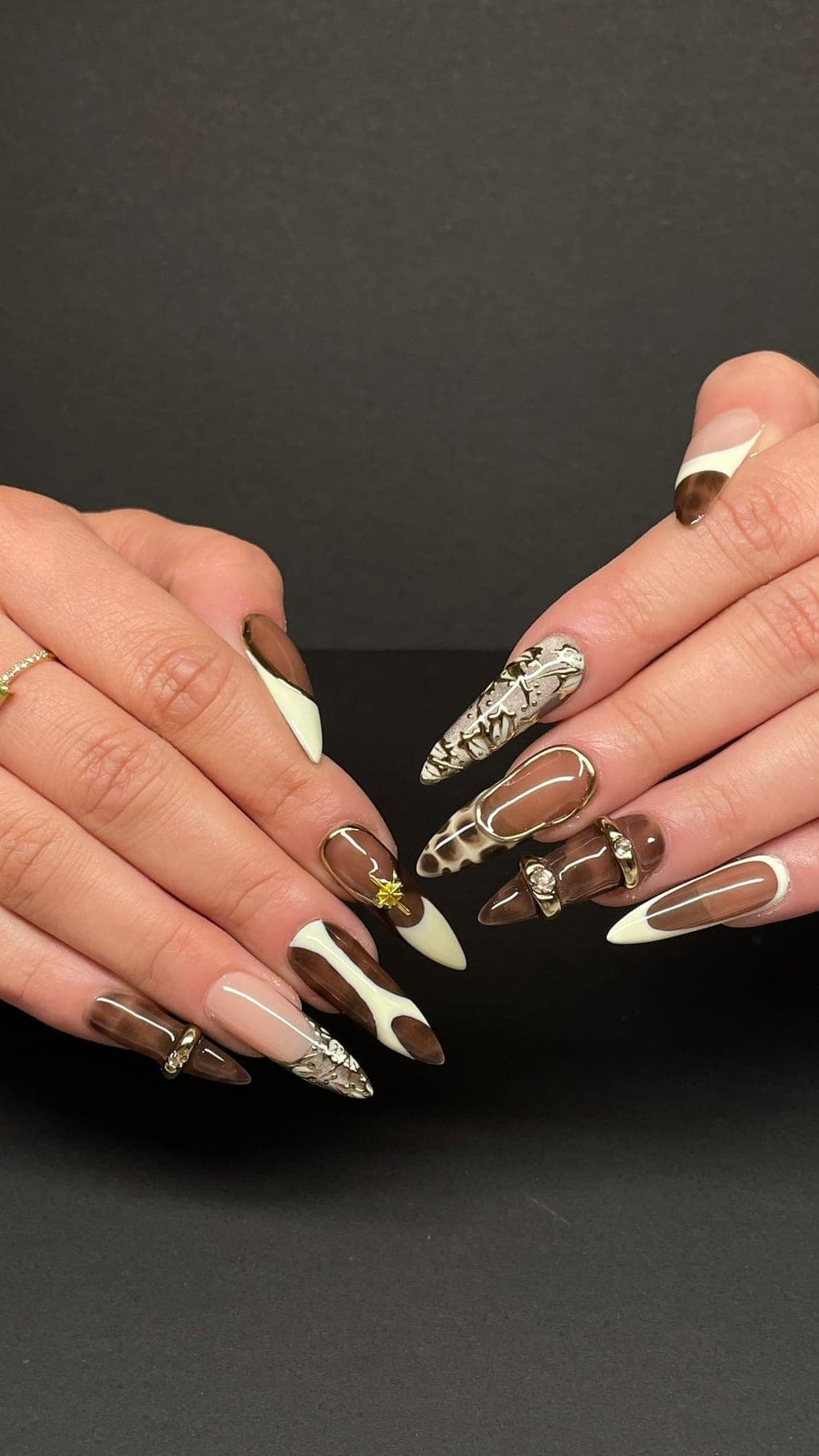 Marron crème avec or liquide, bijoux 3D et strass.