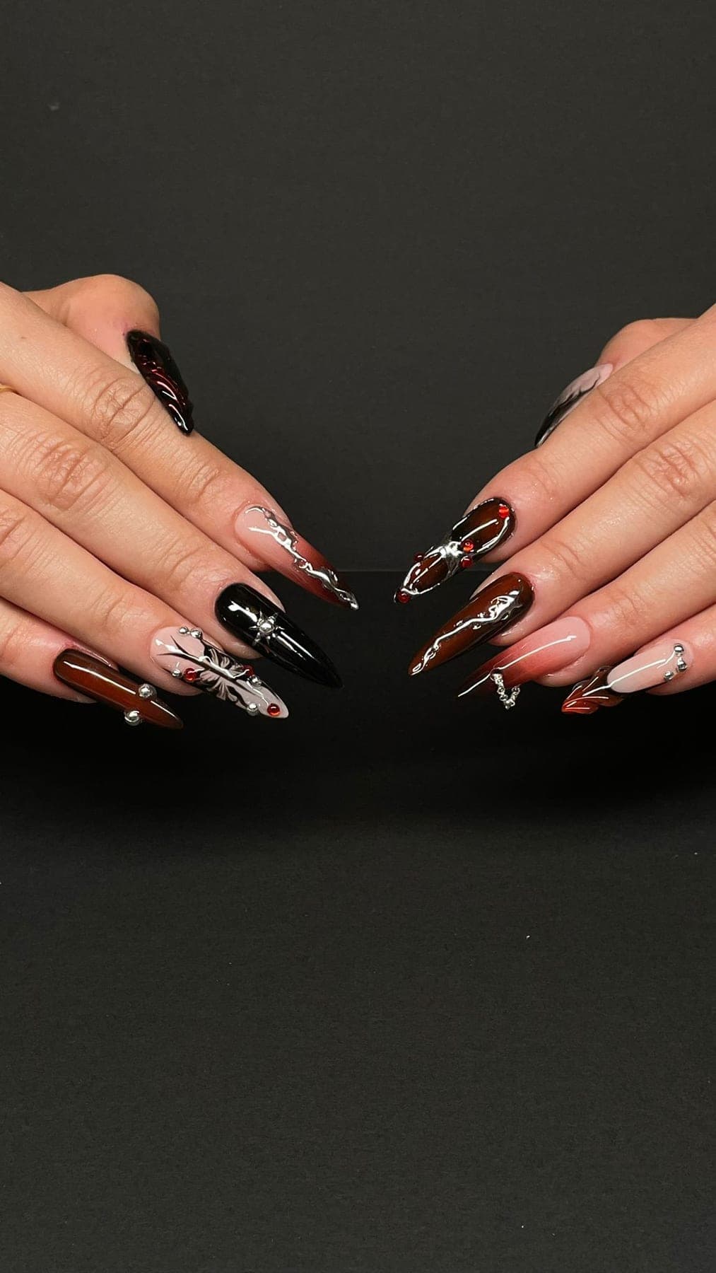 Noir et bordeaux avec motifs peints et strass discrets.