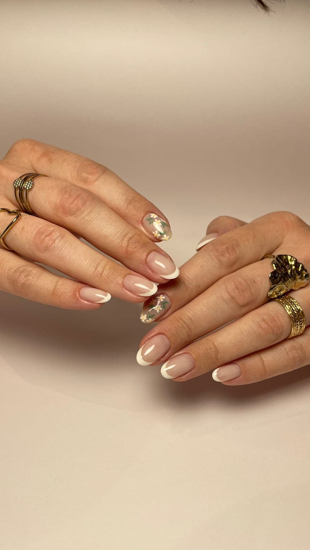 French nude élégante avec quelques strass posés en accents.