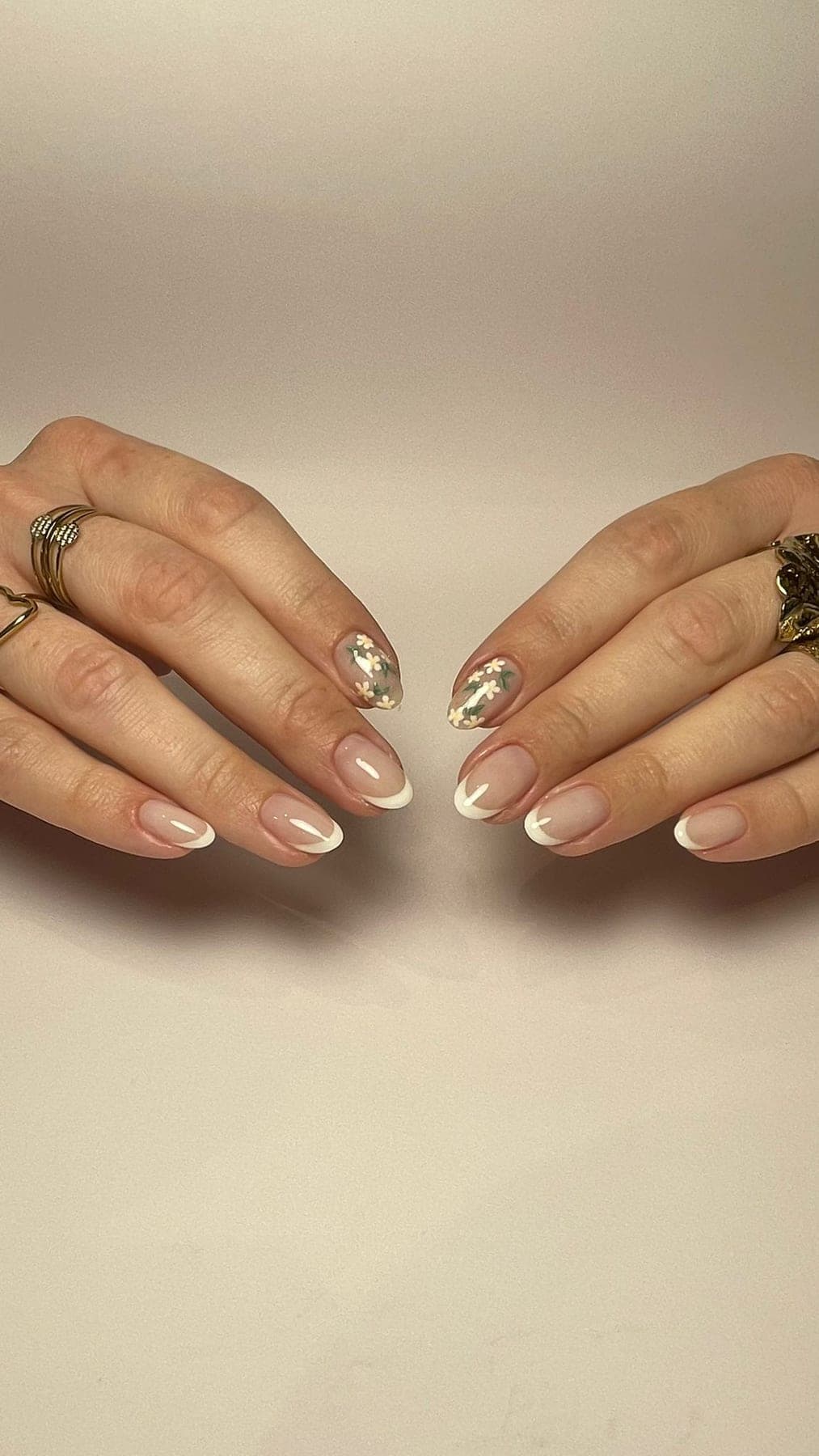 French nude classique avec touches dorées sur deux ongles.